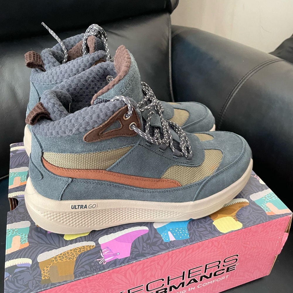 SKECHERS On the Go Elevate Hiking Boot Sneaker Navy size 8 like new